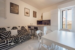 Comfort maisonnette, balkon | Woonruimte | Flatscreentelevisie