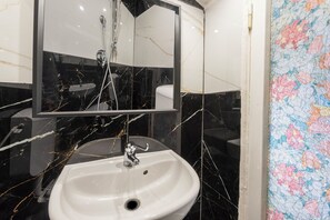 Comfort Duplex, Balcony | Bathroom | Hair dryer, towels, toilet paper - Guelfa 51 by Mmega (Florence)