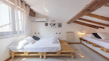 Duplex conforto, sacada | 4 quartos, ferros/tábuas de passar roupa, Wi-Fi de cortesia