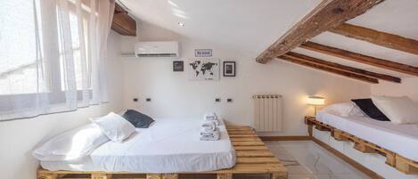 Comfort Duplex, Balcony | 4 bedrooms, iron/ironing board, free WiFi