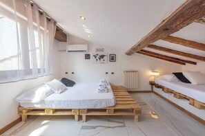 Dúplex Confort, balcón | 4 habitaciones, tabla de planchar con plancha y wifi gratis 