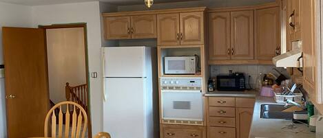 Een magnetron, een oven, een kookplaat, een vaatwasser