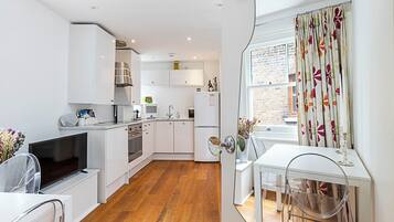 Appartamento Basic | Cucina privata | Frigorifero, microonde, forno, piano cottura