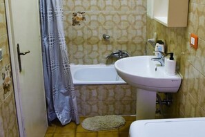 Haartrockner, Bidet, Handtücher, Seife