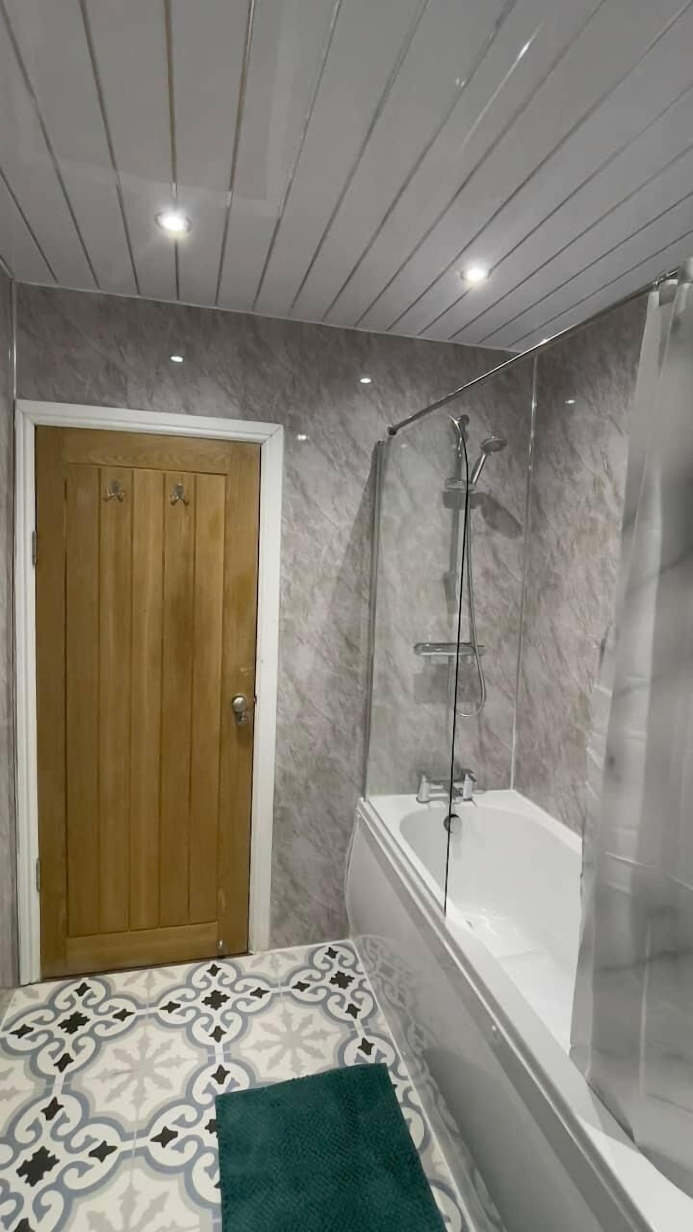 House | Bathroom | Separate bathtub and shower, deep-soaking bathtub, towels