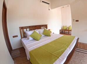 Desk, laptop workspace, iron/ironing board, free WiFi