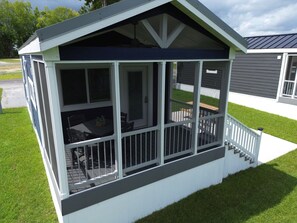 Outdoor dining - Lake View Cabin, 2 Bedrooms, 13 miles from Jacksonville! (Maysville)