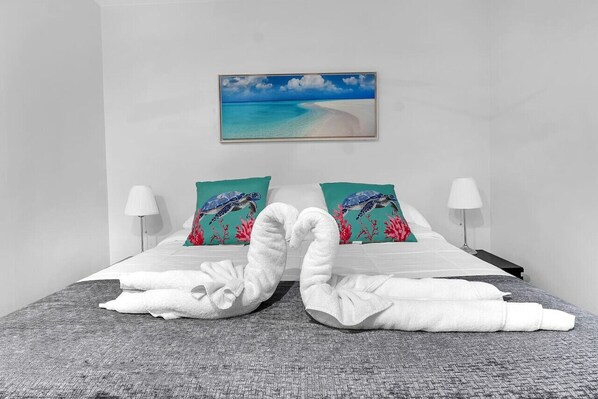 1 bedroom, desk, WiFi