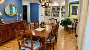 Dining - Spend Commissioning Week Here:  Walk to Yard, Pool, Hot Tub, Kayaks, and more... (Annapolis)