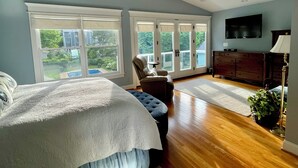 4 bedrooms, iron/ironing board, WiFi, bed sheets - Spend Commissioning Week Here:  Walk to Yard, Pool, Hot Tub, Kayaks, and more... (Annapolis)