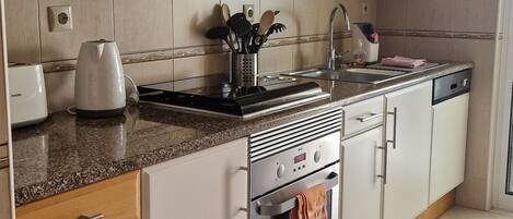 Refrigerador, microondas, horno y parrilla de estufa