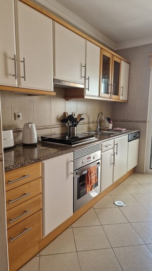 Jääkaappi, mikroaaltouuni, uuni, liesi