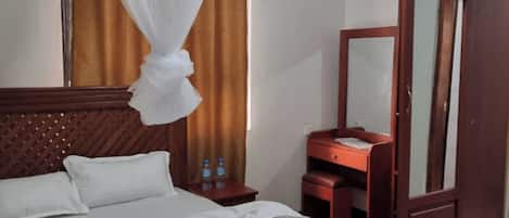 Chambre Standard Double ou avec lits jumeaux | Décoration personnalisée, ameublement personnalisé, bureau