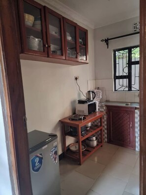 Fridge, microwave, oven, stovetop - Voyage Camp Safari Lodge (Arusha)