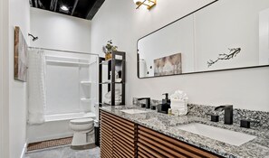 シャワー、ヘアドライヤー、タオル