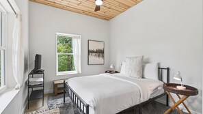 3 室のベッドルーム、アイロン / アイロン台、WiFi (無料)、ベッドシーツ