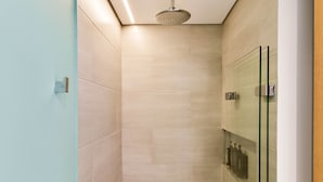 A modern shower area with a glass enclosure and a ceiling-mounted showerhead. - w Radiant Loft w Amazing Terrace in Bogota (Bogotá)