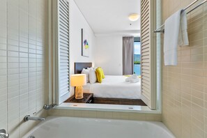 Apartment | 1 bedroom, desk, iron/ironing board, Internet - Reef - Waterfront City Pool Sauna Gym (Cairns)