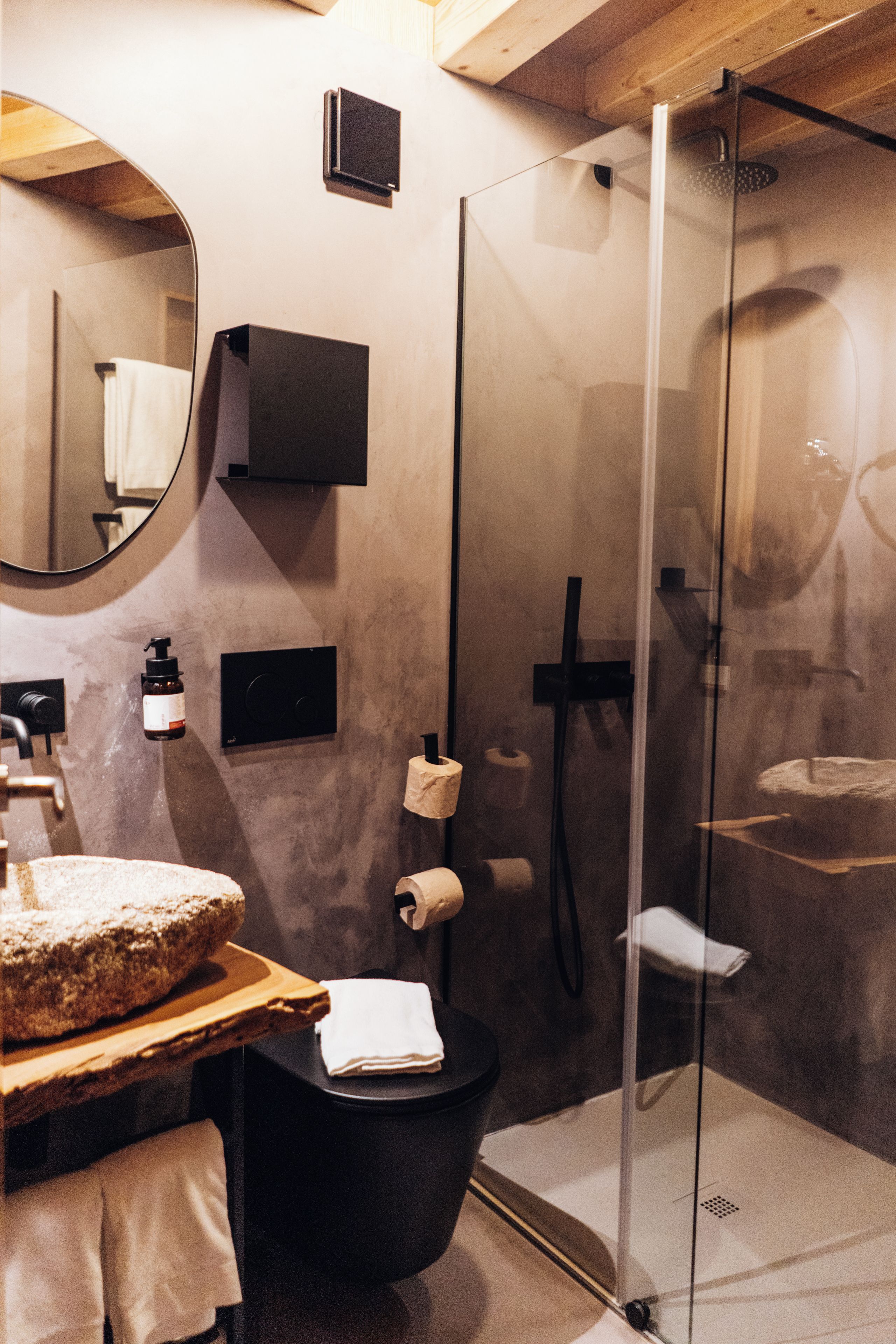 Douche, sèche-cheveux, serviettes fournies, savon