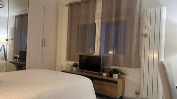 3 Schlafzimmer, Schreibtisch, Bügeleisen/Bügelbrett, Reisekinderbett