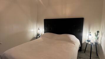 3 slaapkamers, een bureau, een strijkplank/strijkijzer, reisbedje