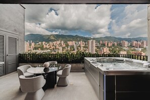 Outdoor dining - Great city view 1367 sqft Apt in a prime location in El Poblado with pool & gym (Medellín)