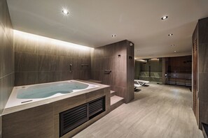 Spa - Great city view 1367 sqft Apt in a prime location in El Poblado with pool & gym (Medellín)