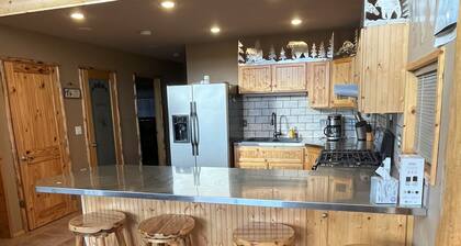 Spacious Island Park cabin close to Yellowstone