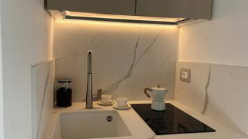 Réfrigérateur, micro-ondes, plaque de cuisson, cafetiÚre/bouilloire