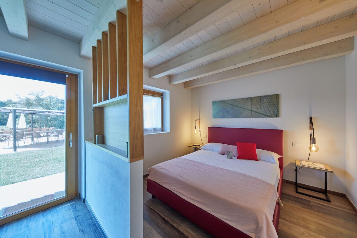 Doppia panoramica, 1 letto queen, vista giardino | 1 camera, biancheria da letto di alta qualità, materassi in memory foam