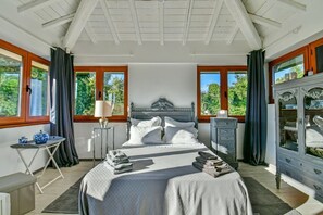 3 habitaciones, tabla de planchar con plancha, wifi y ropa de cama