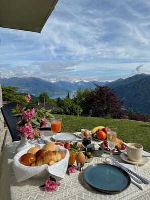 Outdoor dining - Villa D'ALBA with spectacular views of the mountains and Lake Como KING suite (Civenna)