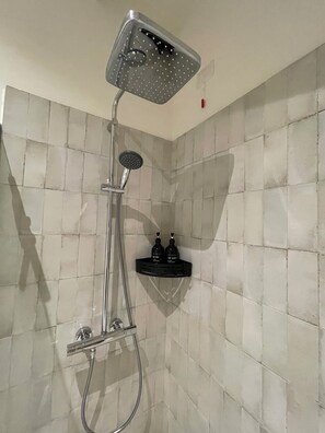 Shower, hair dryer, bidet, towels - Villa D'ALBA with spectacular views of the mountains and Lake Como KING suite (Civenna)