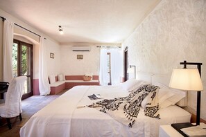 5 bedrooms, iron/ironing board, internet, bed sheets