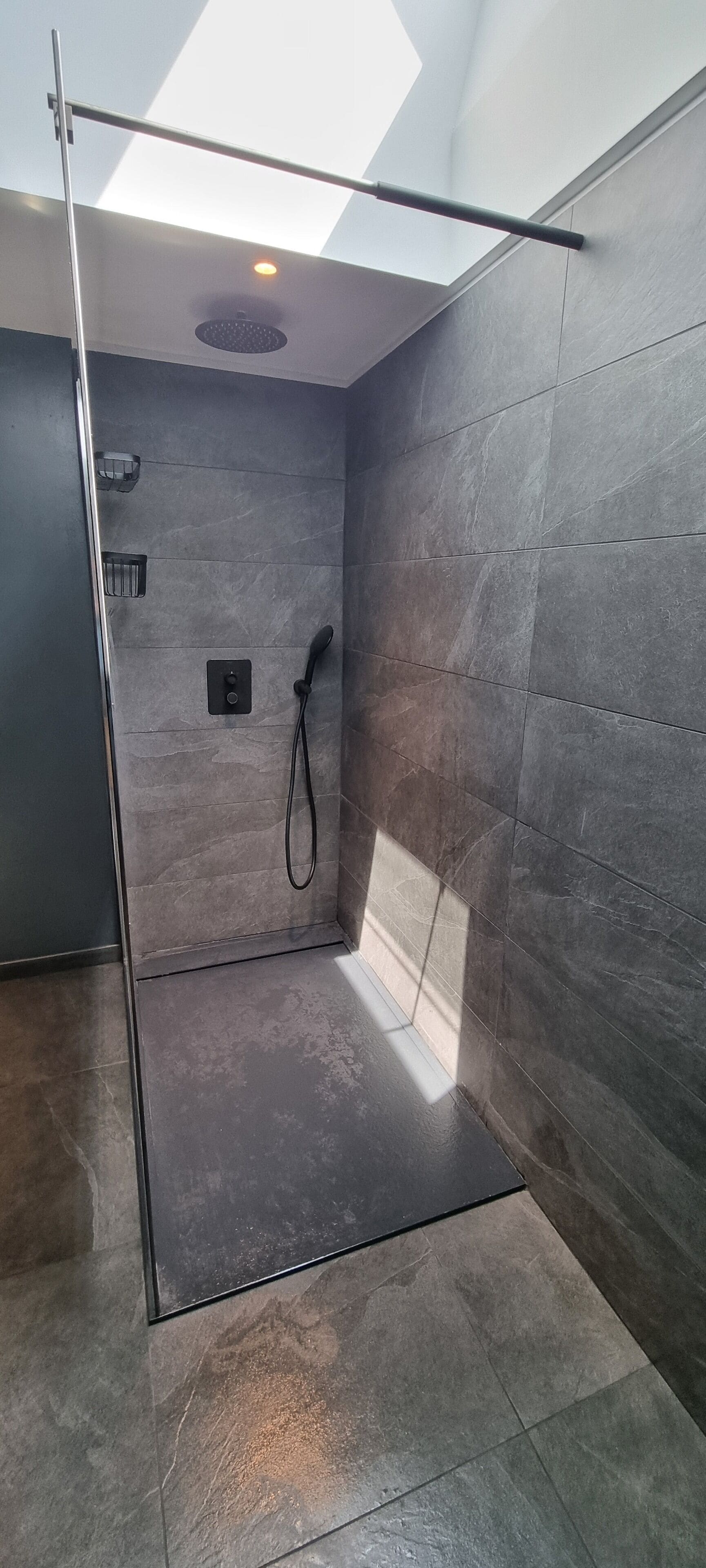 Dusj, hårføner, håndklær og toalettpapir