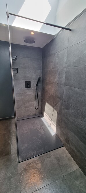 Dusche, Haartrockner, Handtücher, Toilettenpapier