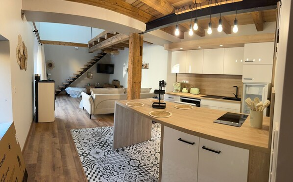 Een koelkast, een microgolfoven, een oven, een kookplaat