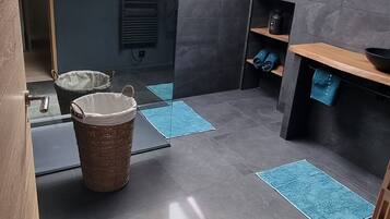 Douche, sĂšche-cheveux, serviettes fournies, papier toilette