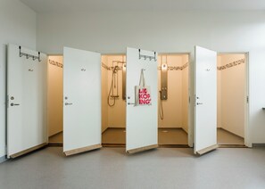 Shower, towels - My Hostel Lidköping (Lidköping)