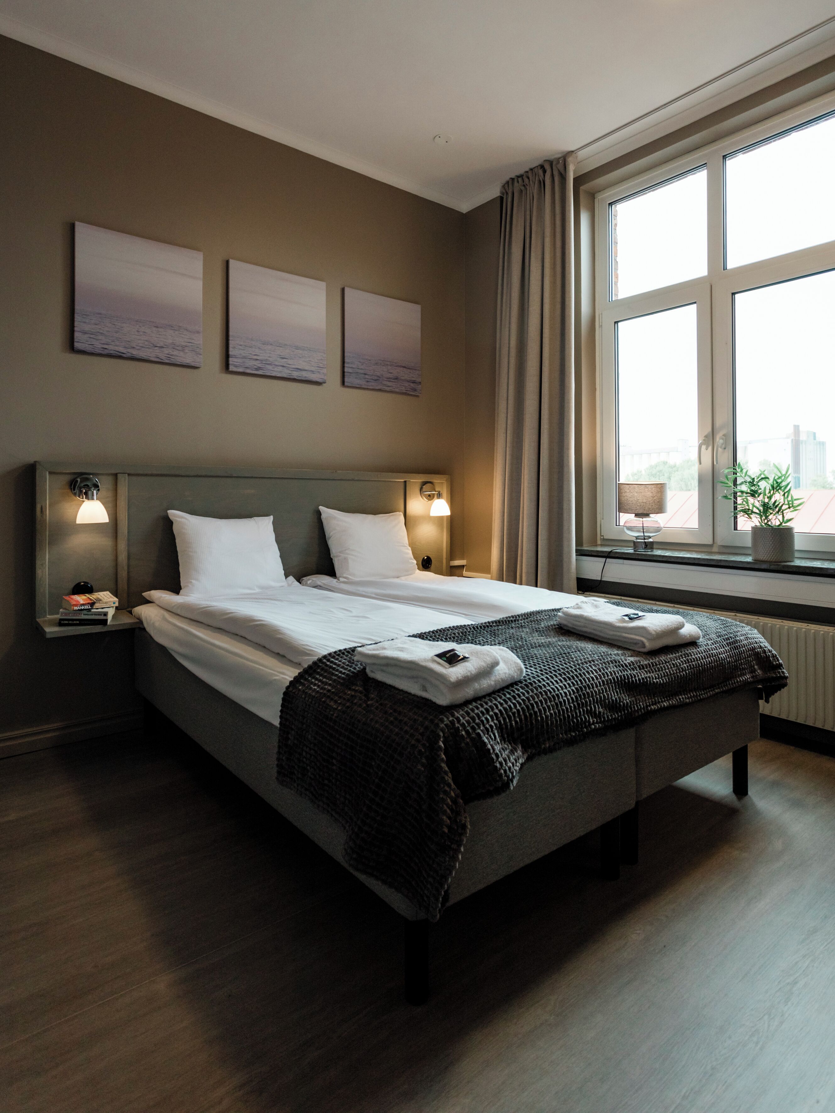 Fyrbäddsrum - flera sängar | Skrivbord, arbetsyta för laptop, mörkläggningsgardiner och gratis wi-fi