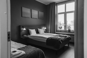 Habitación Business triple, varias camas | Escritorio, espacio para trabajar con un portátil, cortinas opacas