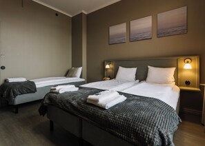 Habitación Business triple, varias camas | Escritorio, espacio para trabajar con un portátil, cortinas opacas