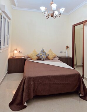 2 bedrooms, iron/ironing board, bed sheets - Roy's Cádiz Inn 2-bedroom, 2-bathroom apartment, best location, centre of Cádiz (Cádiz)