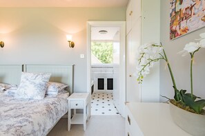 1 bedroom, desk, WiFi