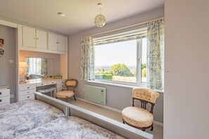 1 bedroom, desk, WiFi