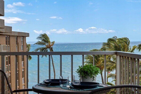 Outdoor dining - Nani Kai Hale 604! Beachfront Paradise in North Kihei (Kihei)