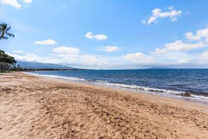 On the beach - Beachfront 1BR in Kihei w/ ocean views and pool (Kihei)