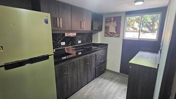 Geladeira, micro-ondas, fogão, cafeteira/chaleira