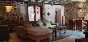 Smart TV, books - The Hideaway- authentic Dalmatian stone house with a pool Hvar island (Vrbanj, Hvar)