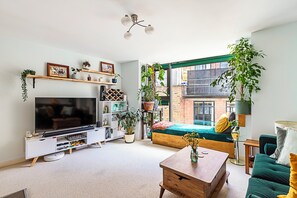 Leilighet – basic | Oppholdsområde | En 1-tommers smart-TV med digitale kanaler
